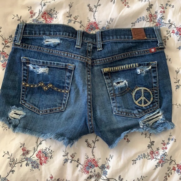 Women’s 27 Lucky Brand low rise shorts w/ details - Picture 3 of 6